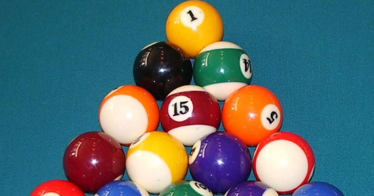 Can you pot the red and green consecutively in 8 Ball Pool? Challenge 3 of  #12DaysofCoolmath 