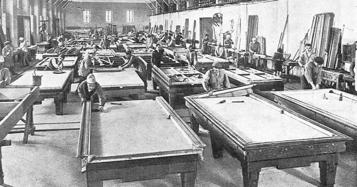 Mass production over the world of pool table in the late 19th century 