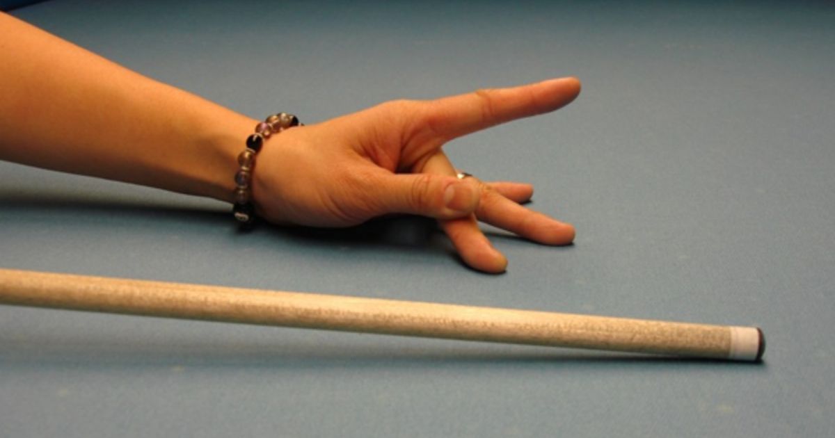 The way to position your fingers to make a finger pool bridge 